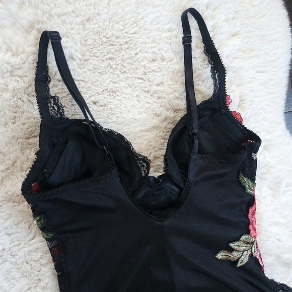 Vintage Gold Victoria Secret Dark Floral Embroidered Roses Lace Pearl Bodysuit - Picture 15 of 16